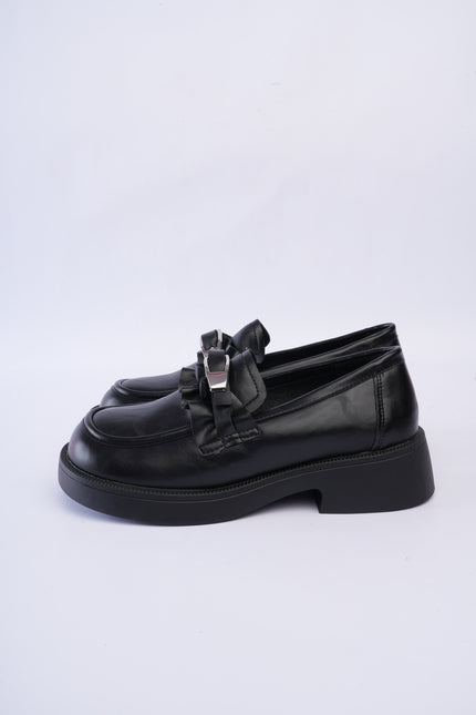 Mocasines planos negros con hebilla recogida