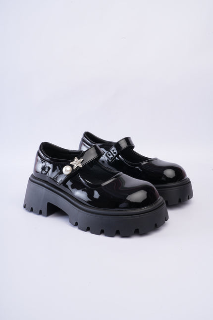 Mocasines tipo mafalda en charol negro