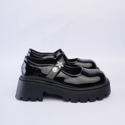 Mocasines tipo mafalda en charol negro