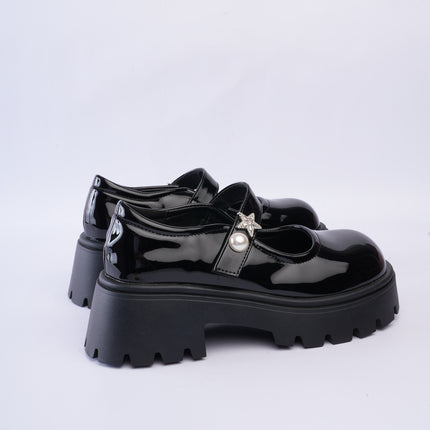 Mocasines tipo mafalda en charol negro
