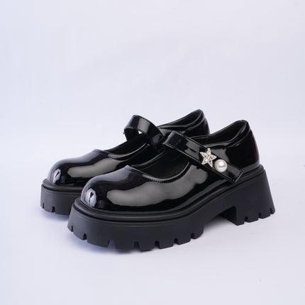 Mocasines tipo mafalda en charol negro