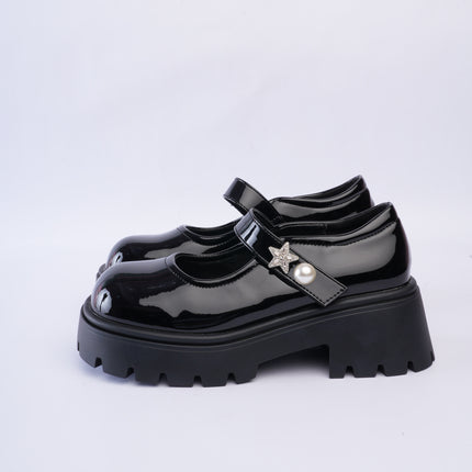 Mocasines tipo mafalda en charol negro