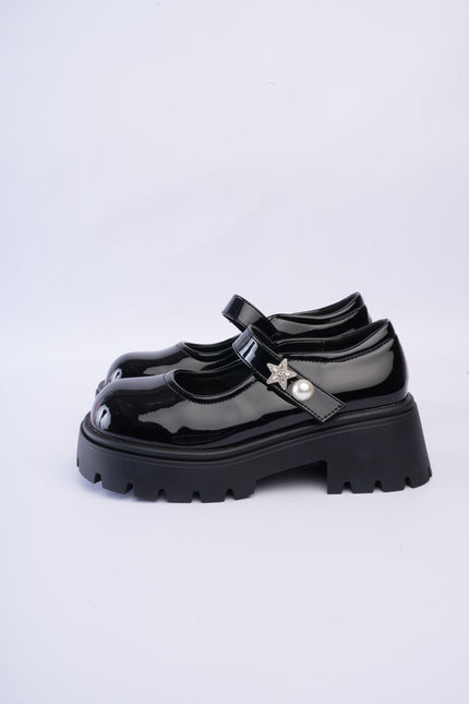 Mocasines tipo mafalda en charol negro