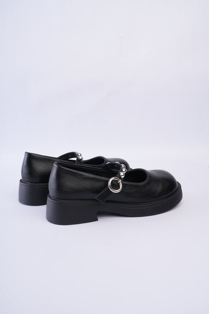 Mocasines tipo mary jane con correa y taches