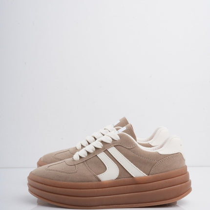 Tenis café con líneas blancas y cordones