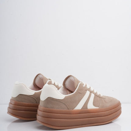 Tenis café con líneas blancas y cordones