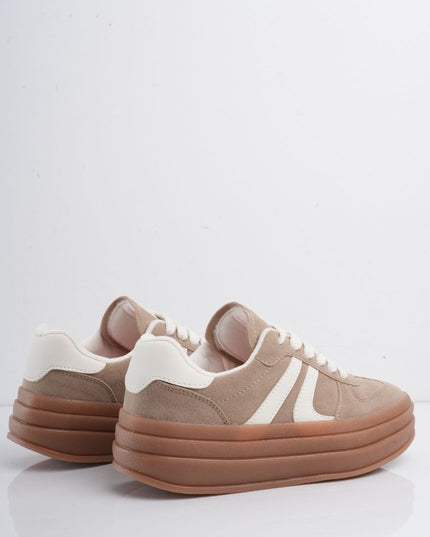 Tenis café con líneas blancas y cordones