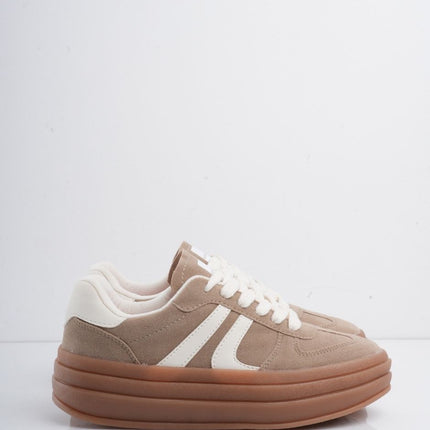Tenis café con líneas blancas y cordones