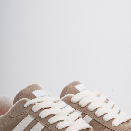 Tenis café con líneas blancas y cordones