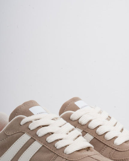 Tenis café con líneas blancas y cordones