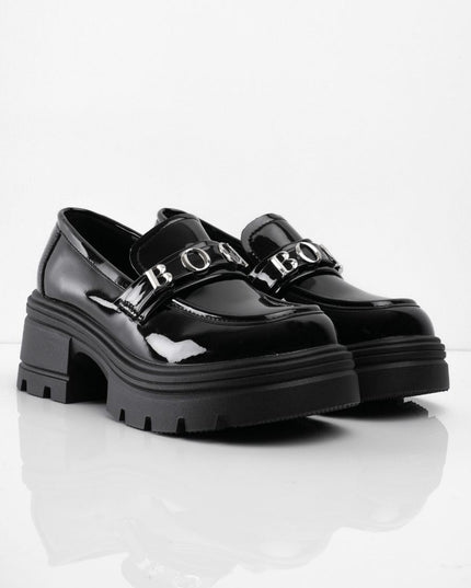 Mocasines negros de charol con letras plateadas