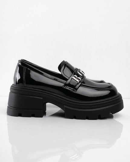 Mocasines negros de charol con letras plateadas