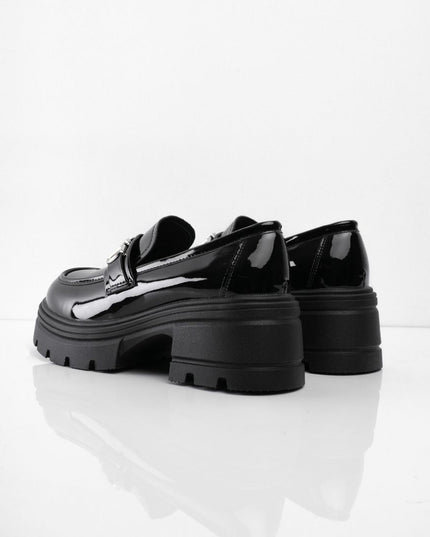 Mocasines negros de charol con letras plateadas