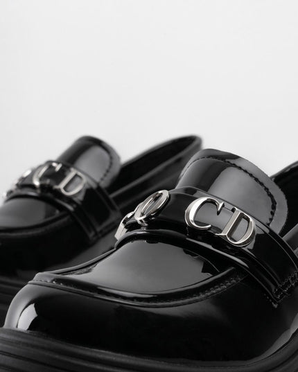 Mocasines negros de charol con letras plateadas
