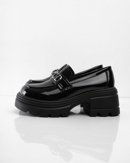Mocasines negros de charol con letras plateadas