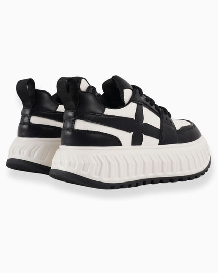 Tenis blanco x negro líneas
