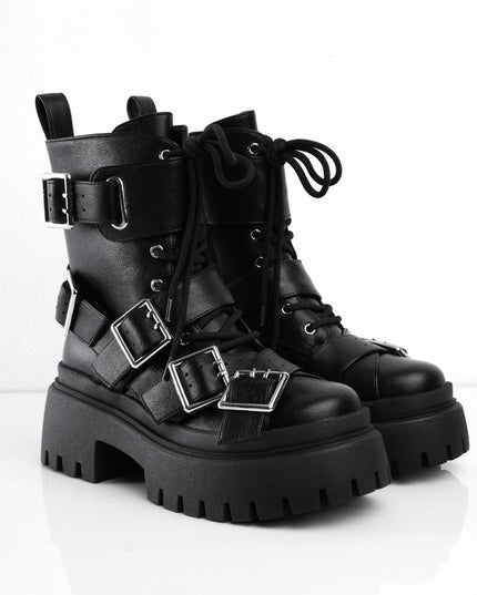 Botas negras y múltiples correas