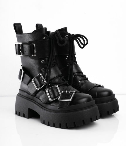 Botas negras con cordones y múltiples correas plata