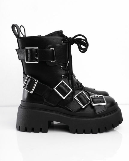Botas negras y múltiples correas