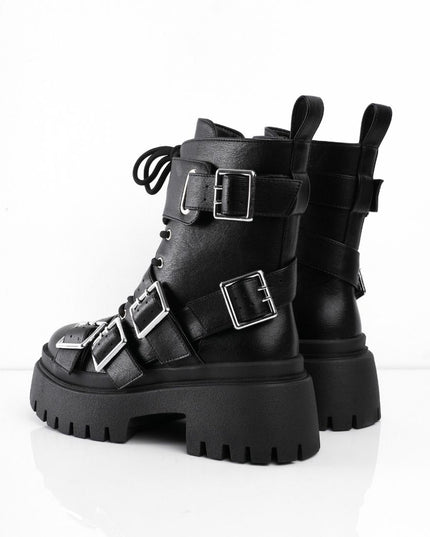 Botas negras y múltiples correas