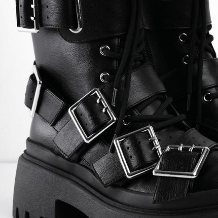Botas negras con cordones y múltiples correas plata