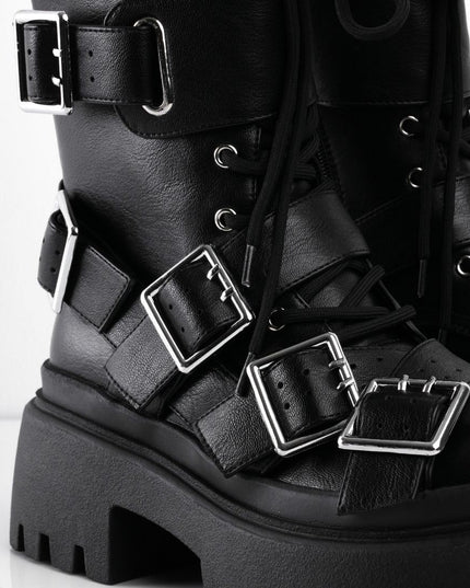 Botas negras y múltiples correas