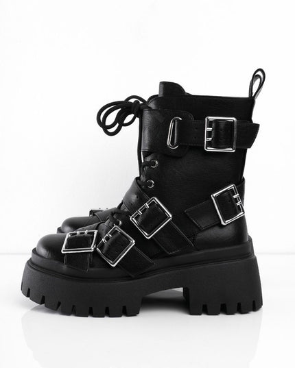 Botas negras y múltiples correas