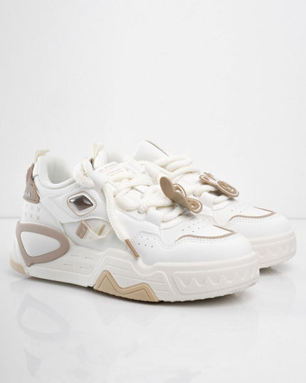 Tenis blancos con accesorios y detalles café