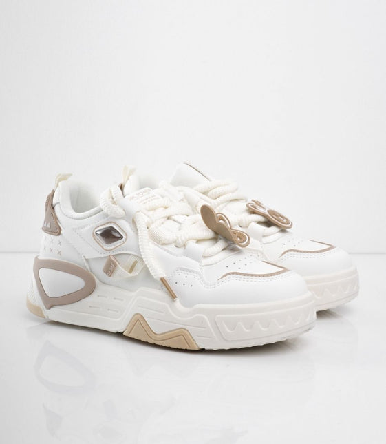 Tenis blancos con accesorios y detalles café