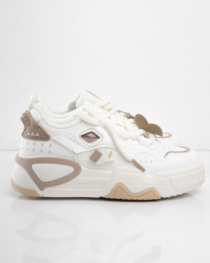 Tenis blancos con accesorios y detalles café