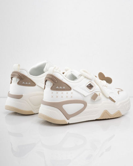 Tenis blancos con accesorios y detalles café