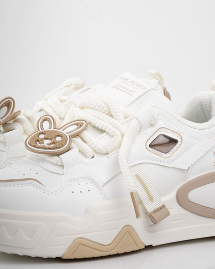 Tenis blancos con accesorios y detalles café