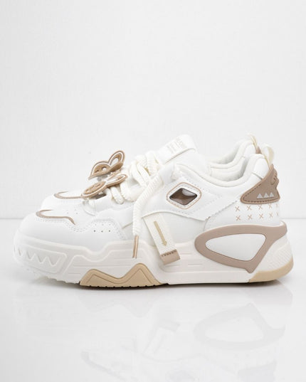 Tenis blancos con accesorios y detalles café