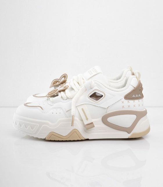 Tenis blancos con accesorios y detalles café