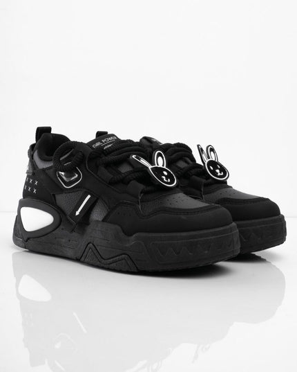 Tenis negros con accesorios y puntera mate