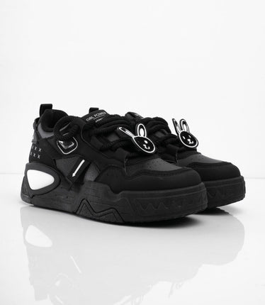 Tenis negros con accesorios y puntera mate