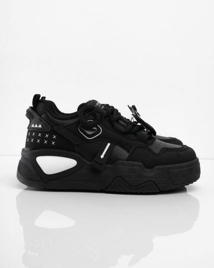 Tenis negros con accesorios y puntera mate