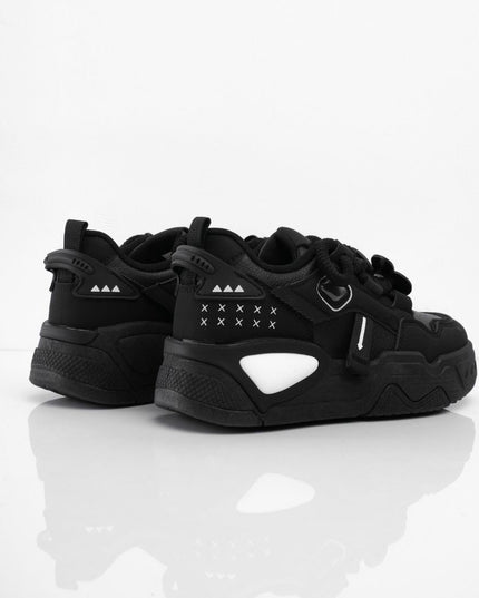 Tenis negros con accesorios y puntera mate