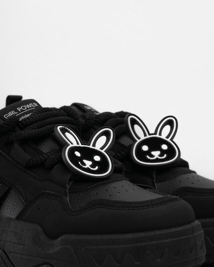 Tenis negros con accesorios y puntera mate