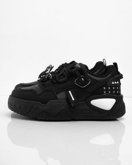 Tenis negros con accesorios y puntera mate
