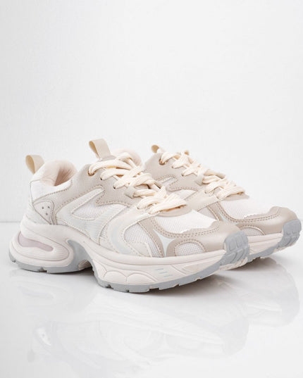Tenis beige brillantes con laterales blancos