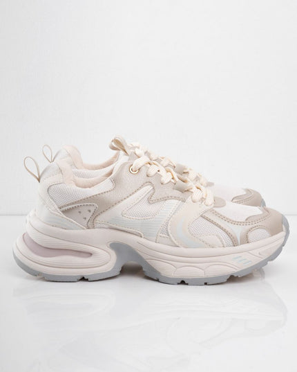 Tenis beige brillantes con laterales blancos
