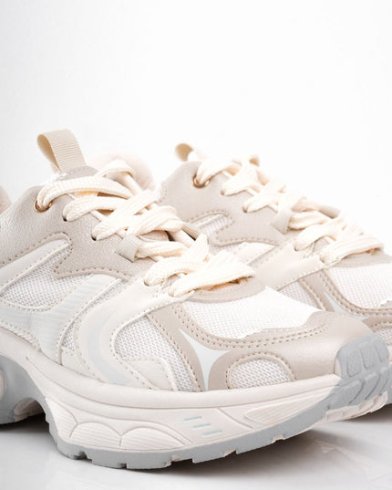 Tenis beige brillantes con laterales blancos