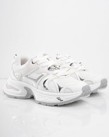 Tenis blancos brillantes con laterales plateadas