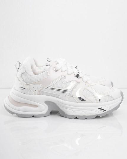 Tenis blancos brillantes con laterales plateadas
