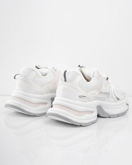 Tenis blancos brillantes con laterales plateadas