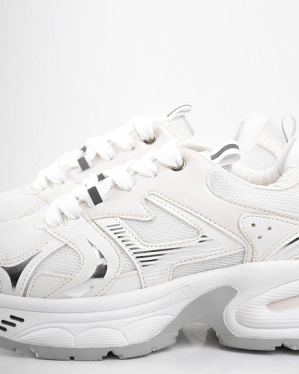 Tenis blancos brillantes con laterales plateadas