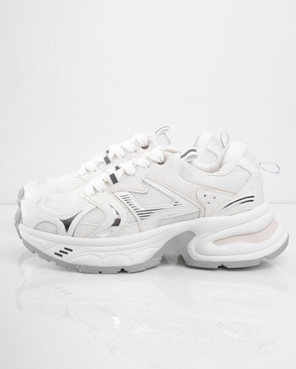 Tenis blancos brillantes con laterales plateadas
