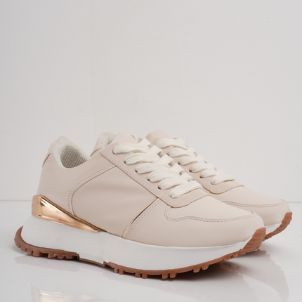 Tenis crema con suela café y detalles dorados