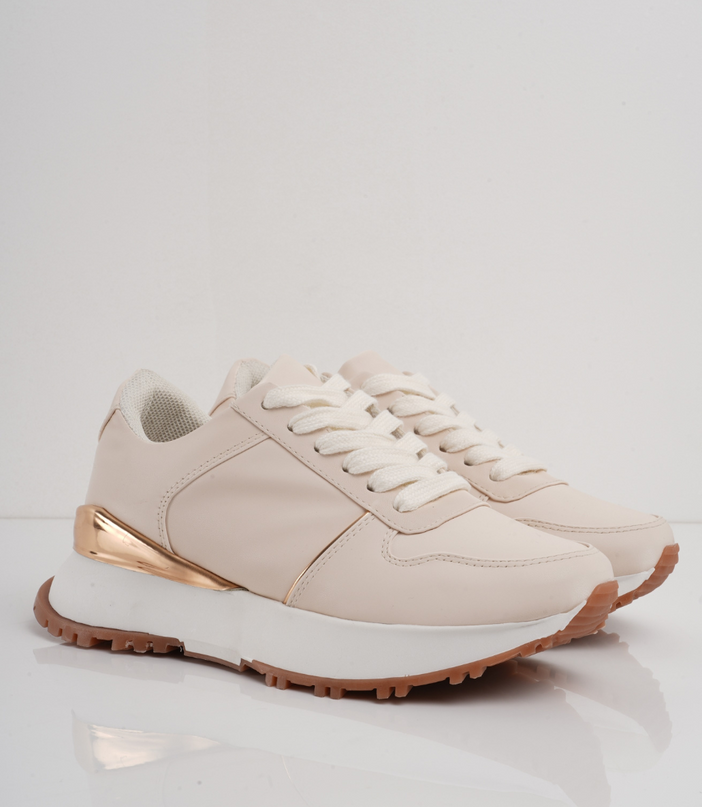 Tenis crema con suela café y detalles dorados
